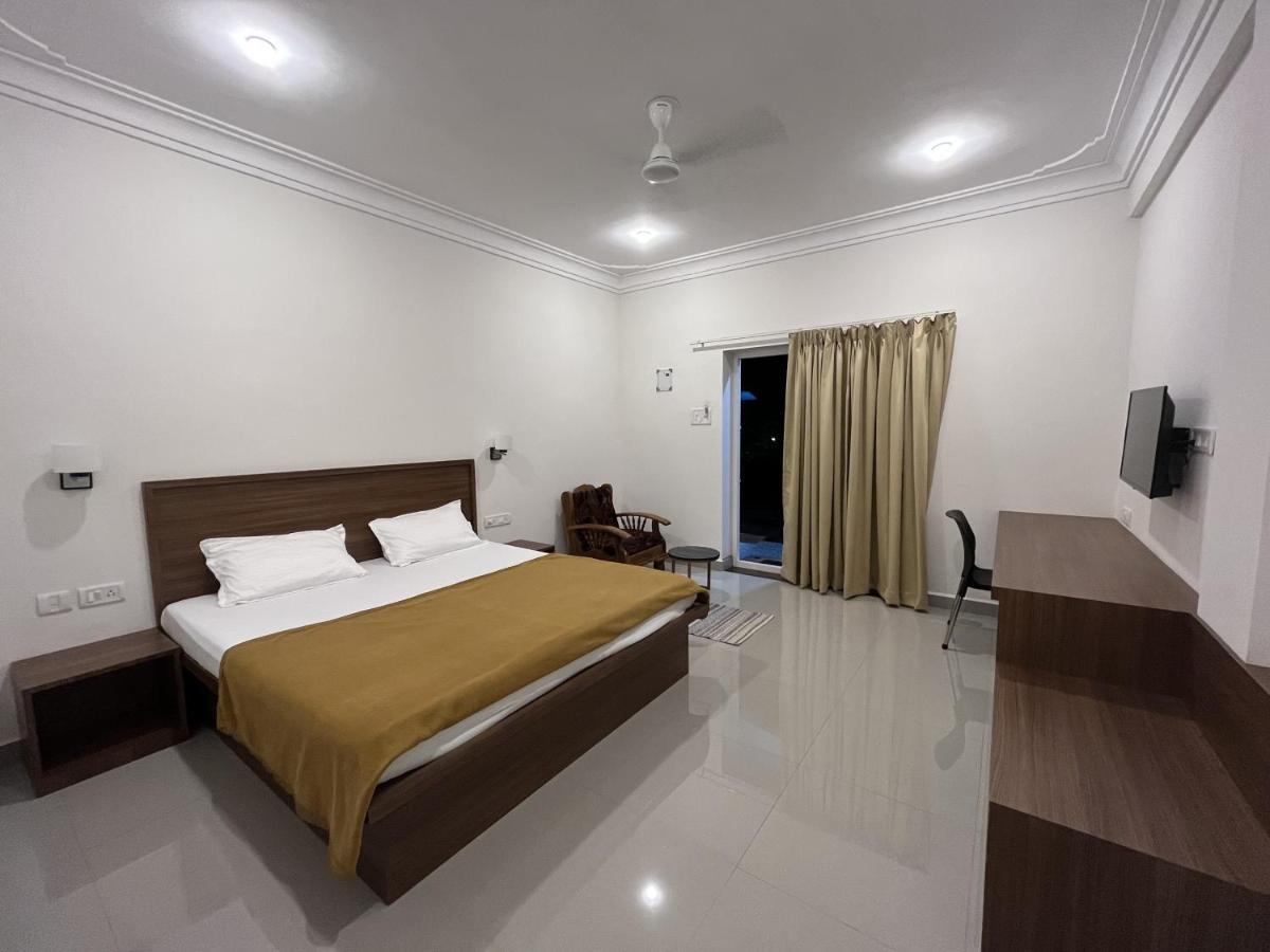 Sunset Guesthouse- With Kitchen & Ac Morjim