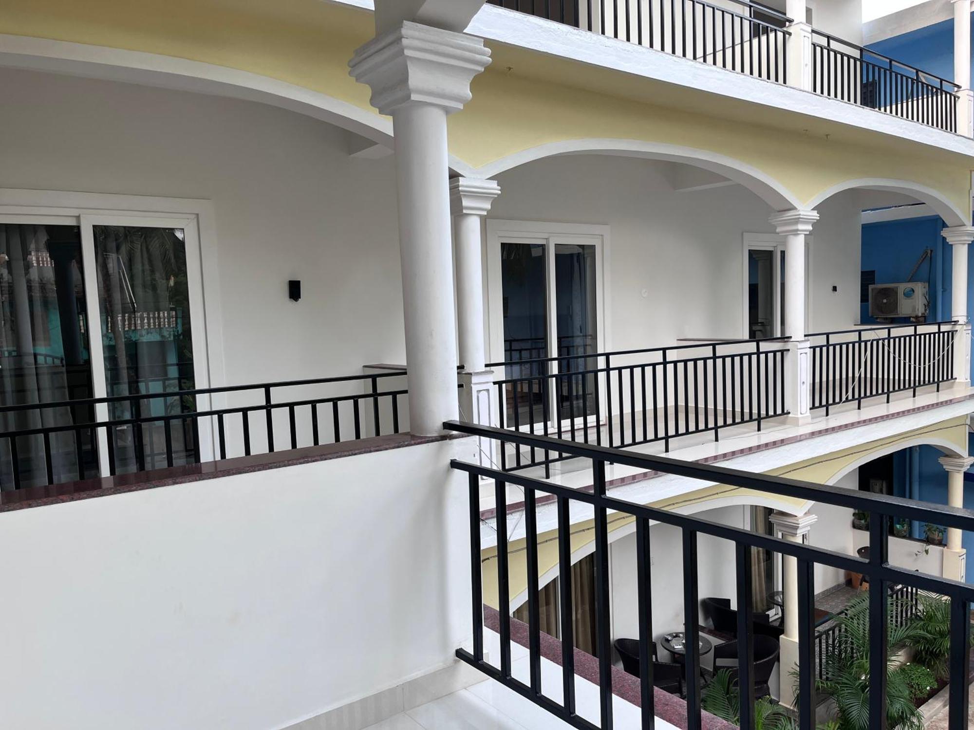 Apartment Sunset Guesthouse- With Kitchen & Ac Morjim